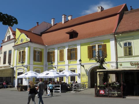 Facade/entrance
