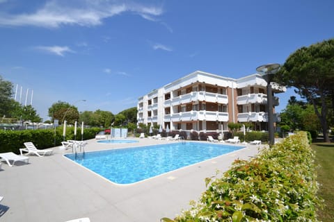 Property building, Facade/entrance, Swimming pool