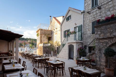 Restaurant/places to eat, Neighbourhood