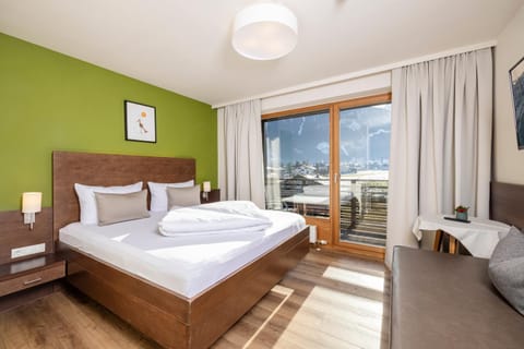 Bed, TV and multimedia, Seating area, Bedroom