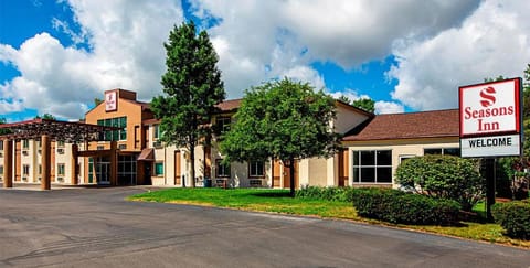 Seasons Inn Traverse City Hotel in Michigan