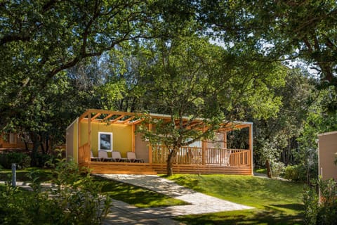 Property building, Garden, Balcony/Terrace