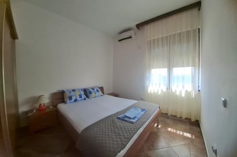 Bed, Photo of the whole room, Bedroom, air conditioner