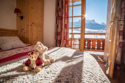 Bed, View (from property/room), Balcony/Terrace, Photo of the whole room, Decorative detail, Decorative detail, Bedroom, Mountain view