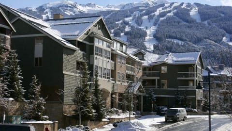 Property building, Facade/entrance, Day, Neighbourhood, Natural landscape, Winter, City view, Mountain view, Street view