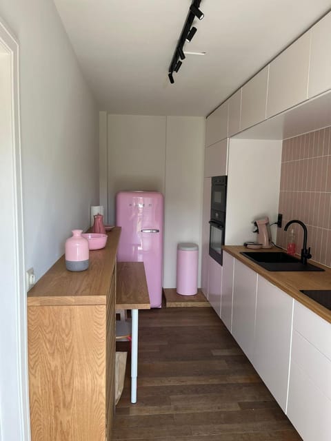 Coffee/tea facilities, oven, stove, toaster, kitchen