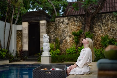 Swimming pool, Breakfast