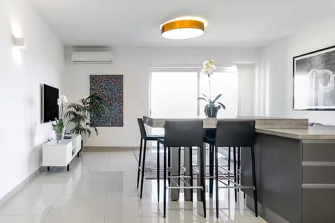 Photo of the whole room, Dining area