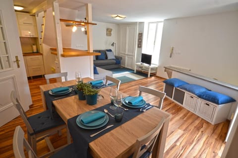 Coffee/tea facilities, Kitchen or kitchenette, Living room