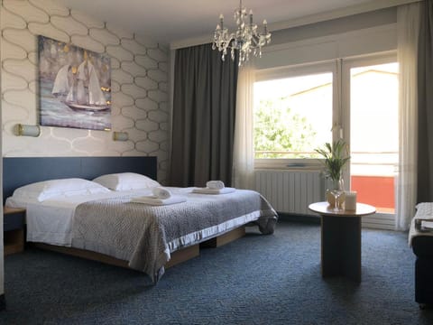 Photo of the whole room, Mountain view, Sea view, cot, Inner courtyard view