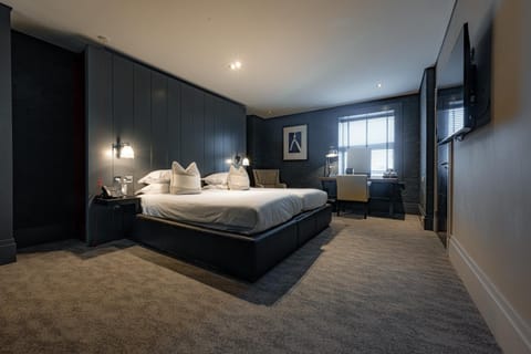 Bed, TV and multimedia, Photo of the whole room, Bedroom