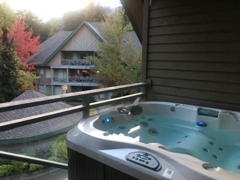 Property building, Natural landscape, Hot Tub, Balcony/Terrace