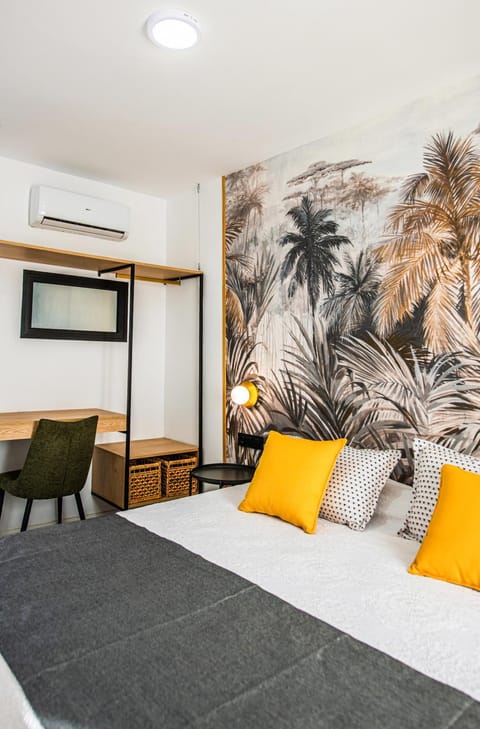 Bed, Living room, Photo of the whole room, Seating area, Bedroom, air conditioner