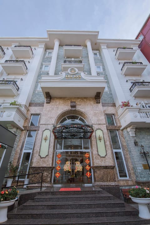 Property building, Facade/entrance, Day