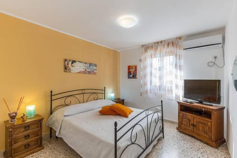 Bed, Bedroom, City view, Street view