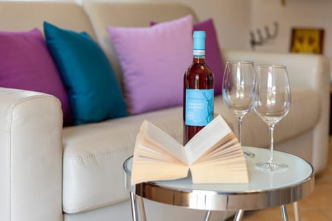 Living room, Food and drinks, Seating area, Drinks, Alcoholic drinks