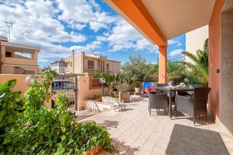 Property building, Day, Garden, Balcony/Terrace
