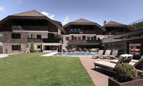Property building, Swimming pool, Breakfast