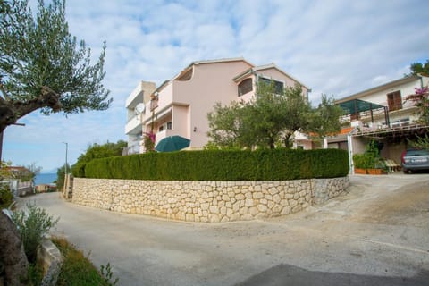 Property building, Facade/entrance, View (from property/room), Other, Decorative detail, Street view