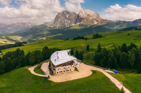 Property building, Facade/entrance, Off site, Bird's eye view, View (from property/room), Mountain view