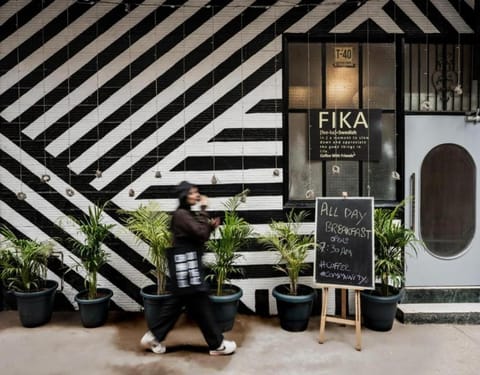 Facade/entrance, group of guests
