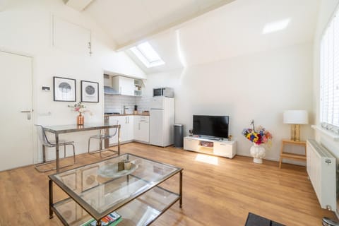 TV and multimedia, Kitchen or kitchenette, Dining area, internet, internet, oven, stove