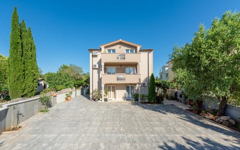 Property building, Day, Neighbourhood