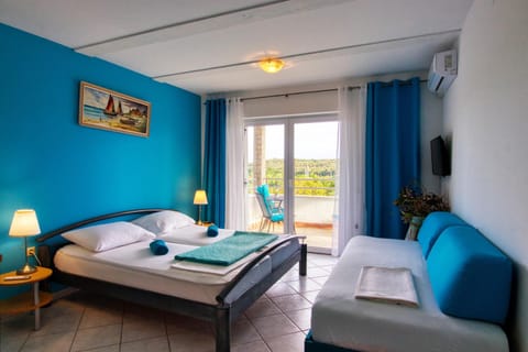 Bed, TV and multimedia, Photo of the whole room, Bedroom, towels