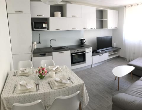 Coffee/tea facilities, Kitchen or kitchenette, Living room, Dining area