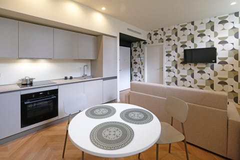 TV and multimedia, Kitchen or kitchenette, Living room, Seating area, Dining area, stove
