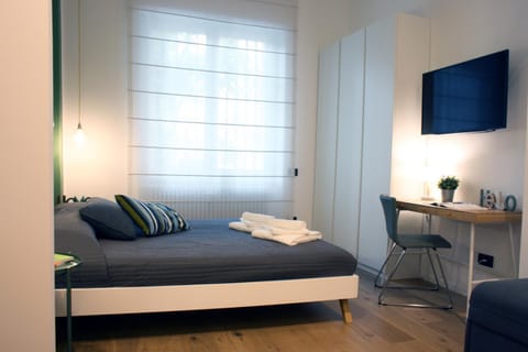 Bed, TV and multimedia, Bedroom