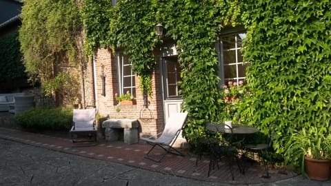 Facade/entrance, Balcony/Terrace