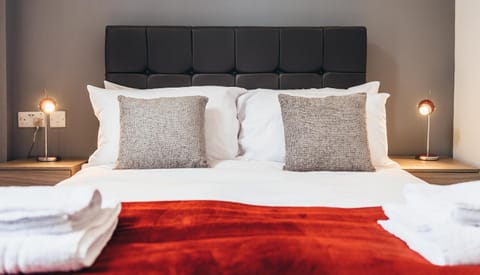 Bed, Bedroom, towels