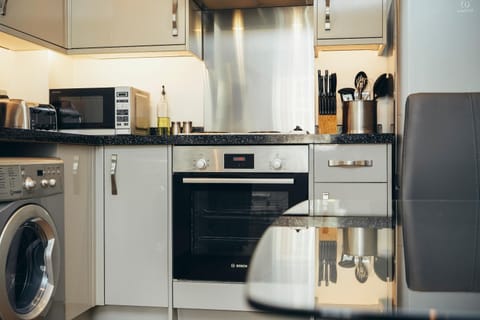 Coffee/tea facilities, Kitchen or kitchenette, oven, stove, toaster