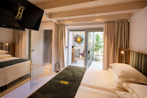 Bed, TV and multimedia, Photo of the whole room, Bedroom