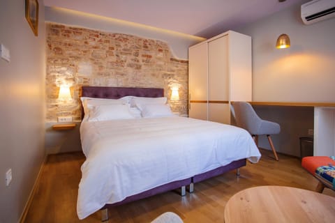 Day, Property logo or sign, Photo of the whole room, Decorative detail, Bedroom, Autumn, On site, City view, City view, Sea view, Street view