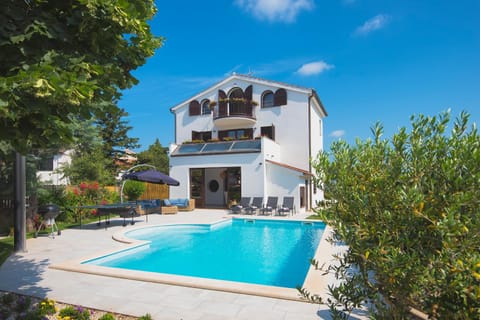 Property building, BBQ facilities, Balcony/Terrace, Garden view, Pool view, Swimming pool, Swimming pool, Family