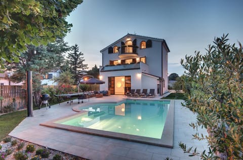Property building, Spring, Summer, BBQ facilities, Garden, Balcony/Terrace, Swimming pool, Swimming pool, Sunset, Family