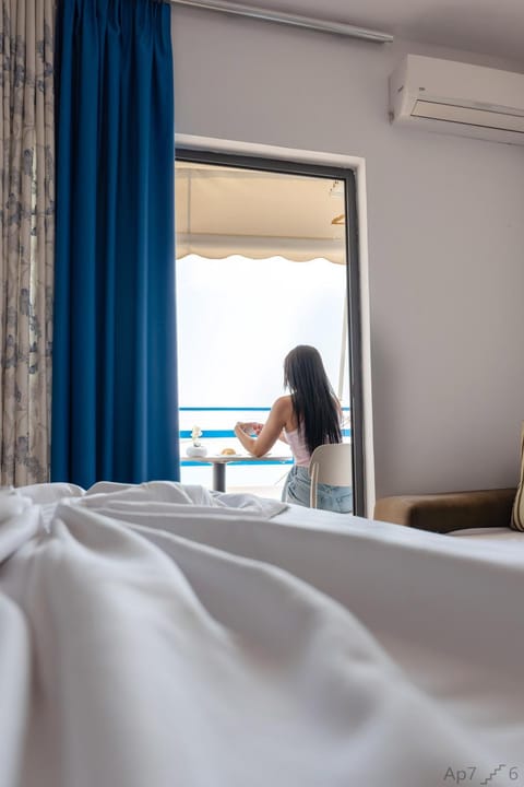 Photo of the whole room, Bedroom, Sea view, group of guests