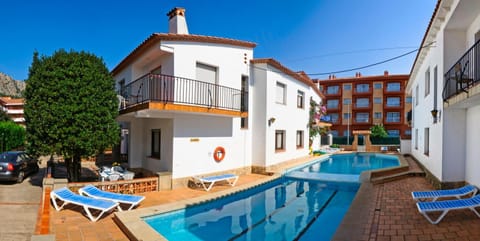 Facade/entrance, Swimming pool