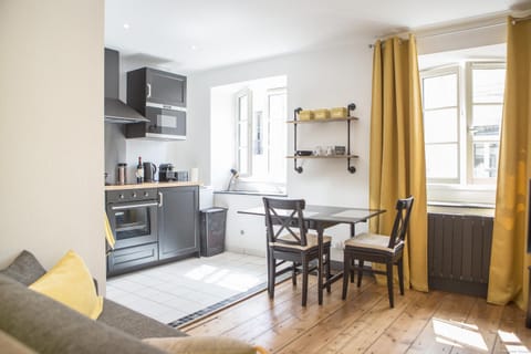 Kitchen or kitchenette, Dining area