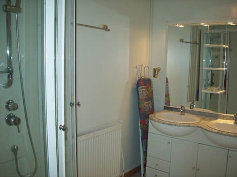 Domaine La Fontaine Du Cade House in Provence-Alpes-Côte d'Azur