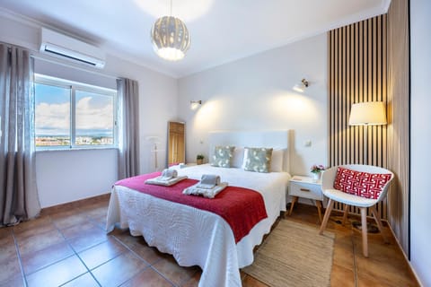 Bed, Photo of the whole room, Bedroom, Mountain view, towels, air conditioner