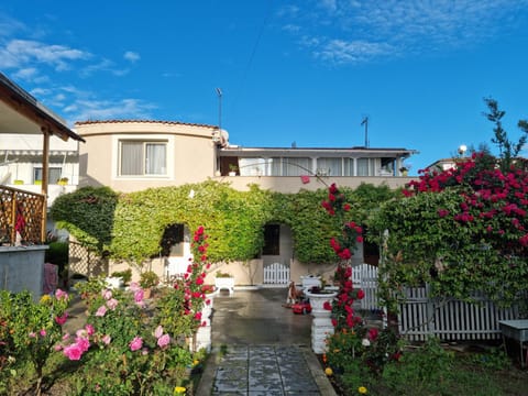 Property building, Day, Garden, Garden view