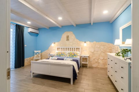 Bed, Photo of the whole room, Bedroom, air conditioner