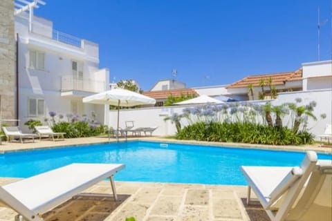 Swimming pool, sunbed