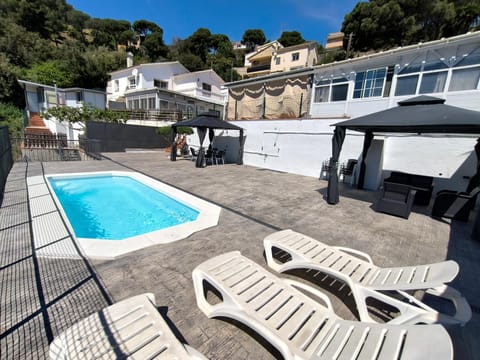 Property building, Solarium, Balcony/Terrace, Swimming pool