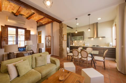 Kitchen or kitchenette, Living room, Photo of the whole room, Decorative detail, Decorative detail, Dining area