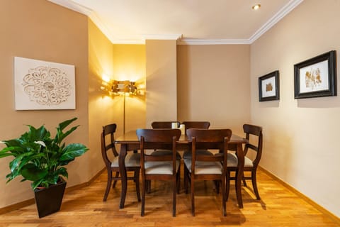 Photo of the whole room, Decorative detail, Dining area