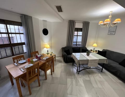 Communal lounge/ TV room, Living room, Lounge or bar, Seating area, Dining area